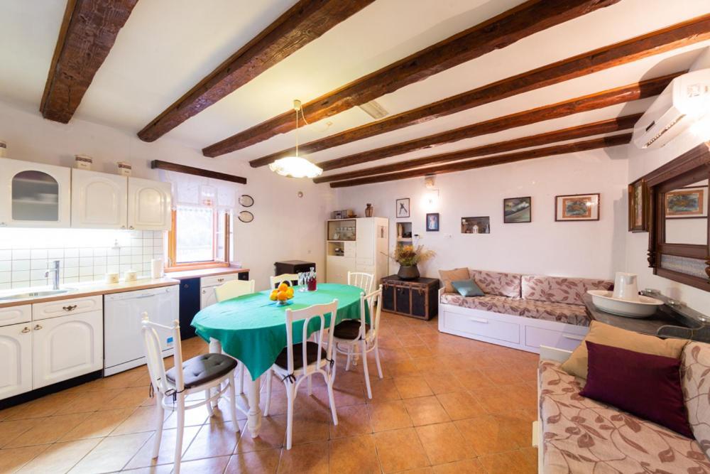 Holiday Home Burba コミジャ エクステリア 写真
