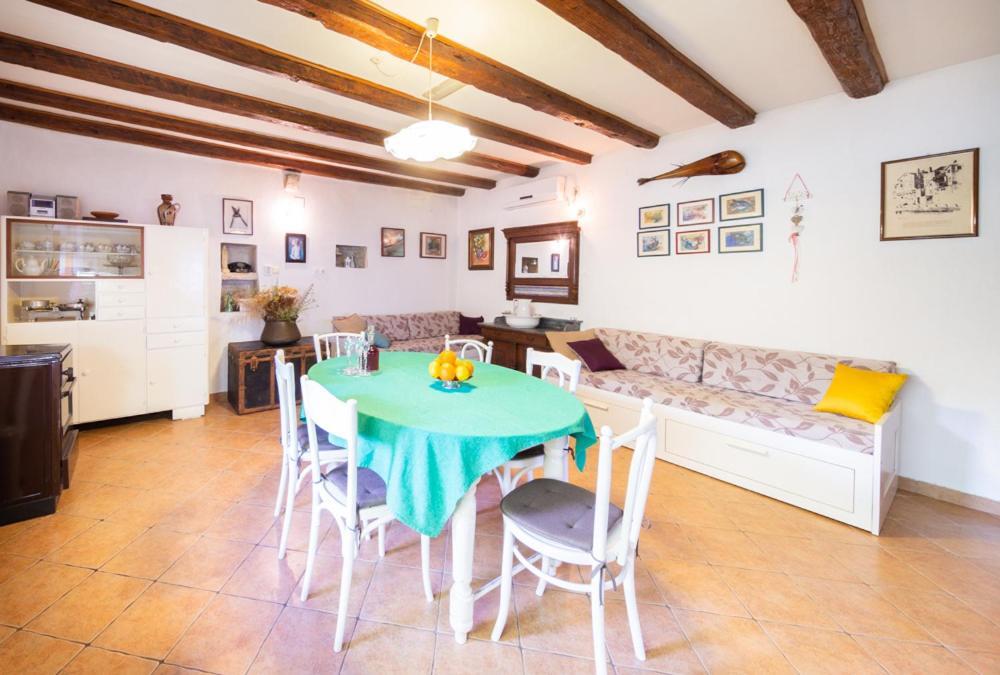 Holiday Home Burba コミジャ エクステリア 写真