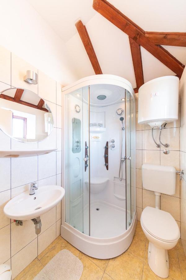 Holiday Home Burba コミジャ エクステリア 写真