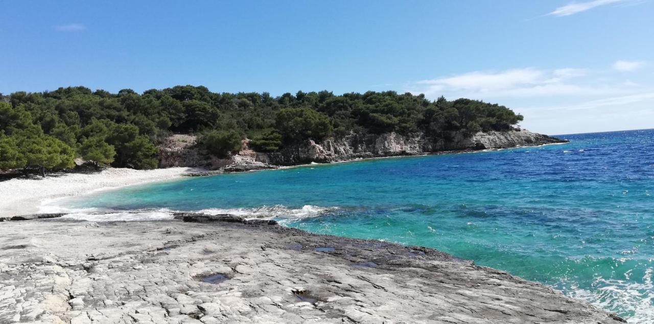 Holiday Home Burba コミジャ エクステリア 写真